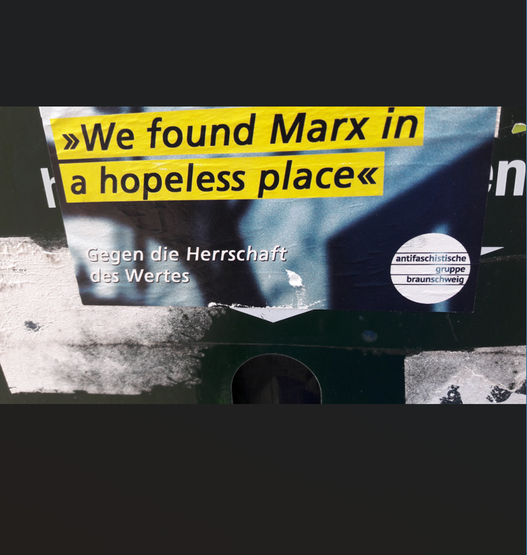 Poster auf einer Plakatwand mit dem Aufdruck "We found Marx in a hopeless place"